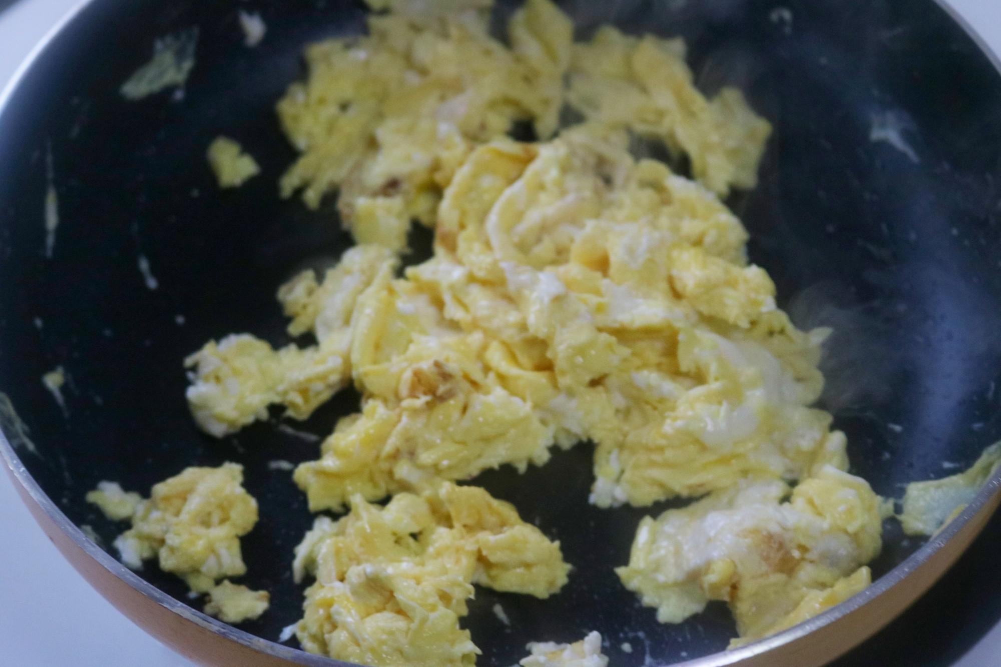 蝦仁滑蛋的做法-家常味炒菜譜