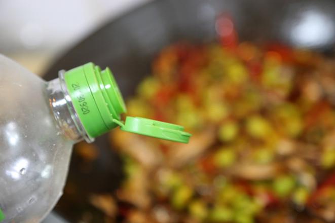 香辣毛豆米炒小魚干的做法-家常味炒菜譜