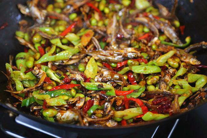 香辣毛豆米炒小魚干的做法-家常味炒菜譜