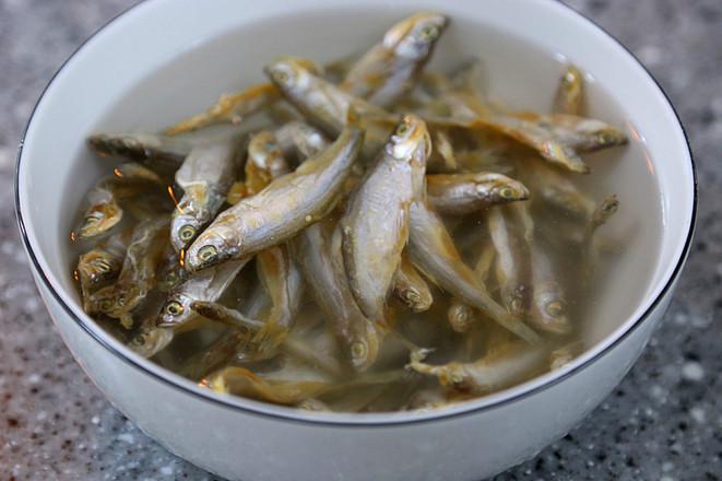 香辣毛豆米炒小魚干的做法-家常味炒菜譜