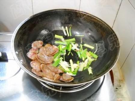 苦瓜干炒臘腸的做法-家常味炒菜譜