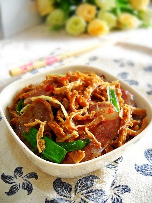 苦瓜干炒臘腸的做法-家常味炒菜譜