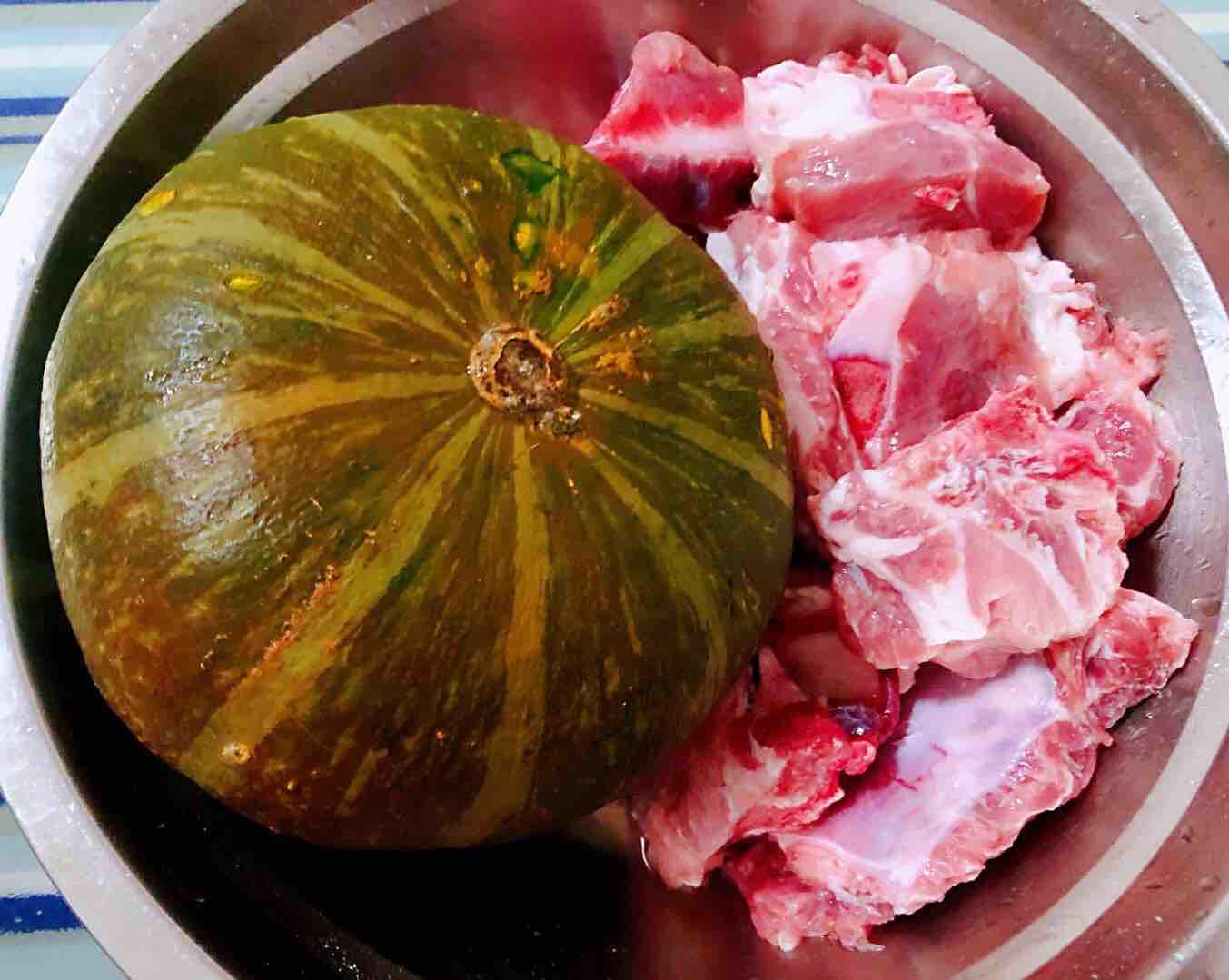 排骨蒸南瓜的做法-咸鮮味蒸菜譜-易網<a href=http://m.henggaotouzi.com/ target=_blank class=infotextkey>健康養生</a>網 排骨蒸南瓜的做法-咸鮮味蒸菜譜