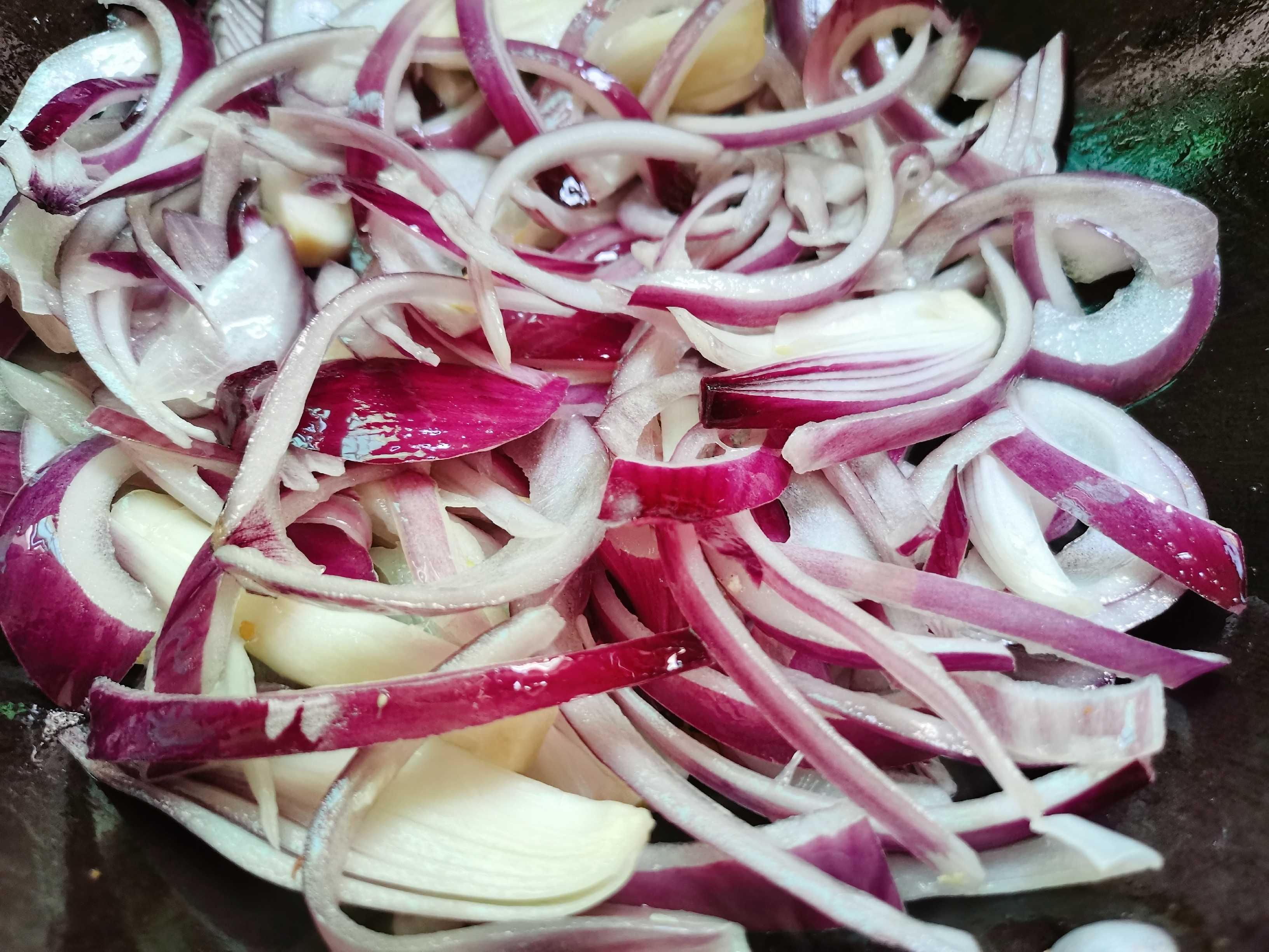 洋蔥炒蛋的做法-家常味炒菜譜