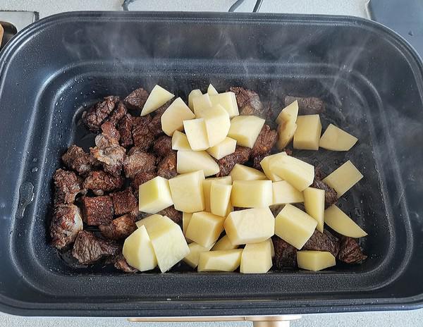 鮮美又饞人的土豆燉牛肉的做法-家常味燉菜譜