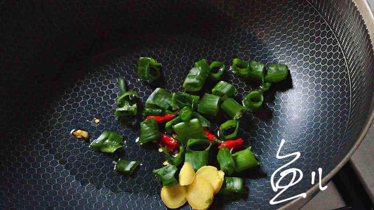 做鲅魚加幾勺它，咸香味美，家人都喜歡，太費(fèi)米飯了！的做法-醬香味燉菜譜