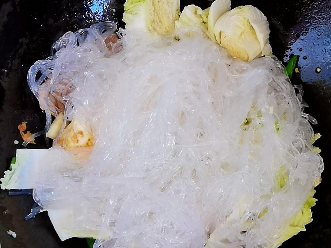 冬日暖胃家常菜－豆腐粉絲煲，葷素搭配，經(jīng)濟實惠又美味的做法-咸鮮味炒菜譜