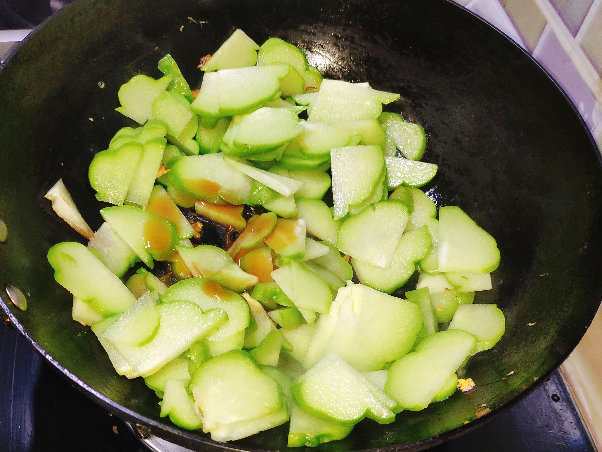 降血壓的小炒佛手瓜的做法-咸鮮味炒菜譜
