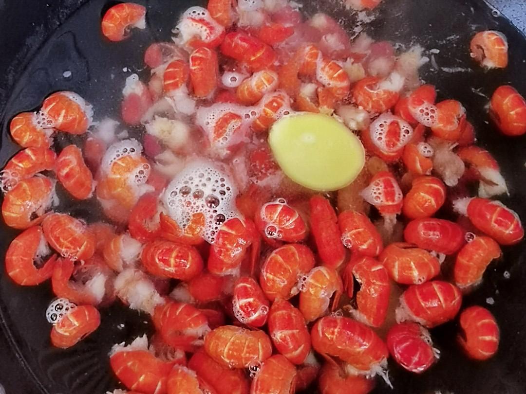 廚房小白零失敗版家常炒－蒜蓉蝦尾，只要1種料，搞定1大盤(pán)蝦尾的做法-咸鮮味炒菜譜