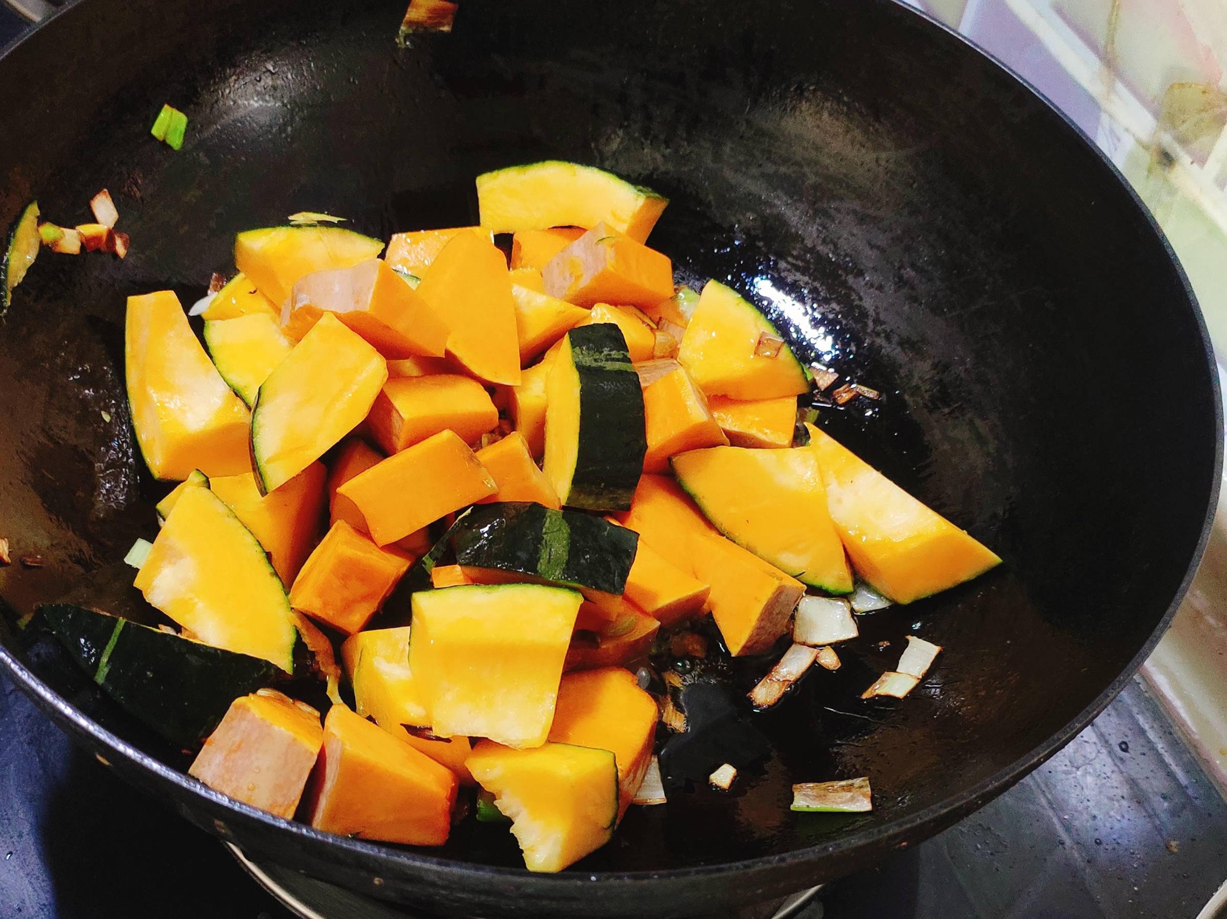 鮮味濃郁的蟹殼燉南瓜的做法-咸鮮味燉菜譜