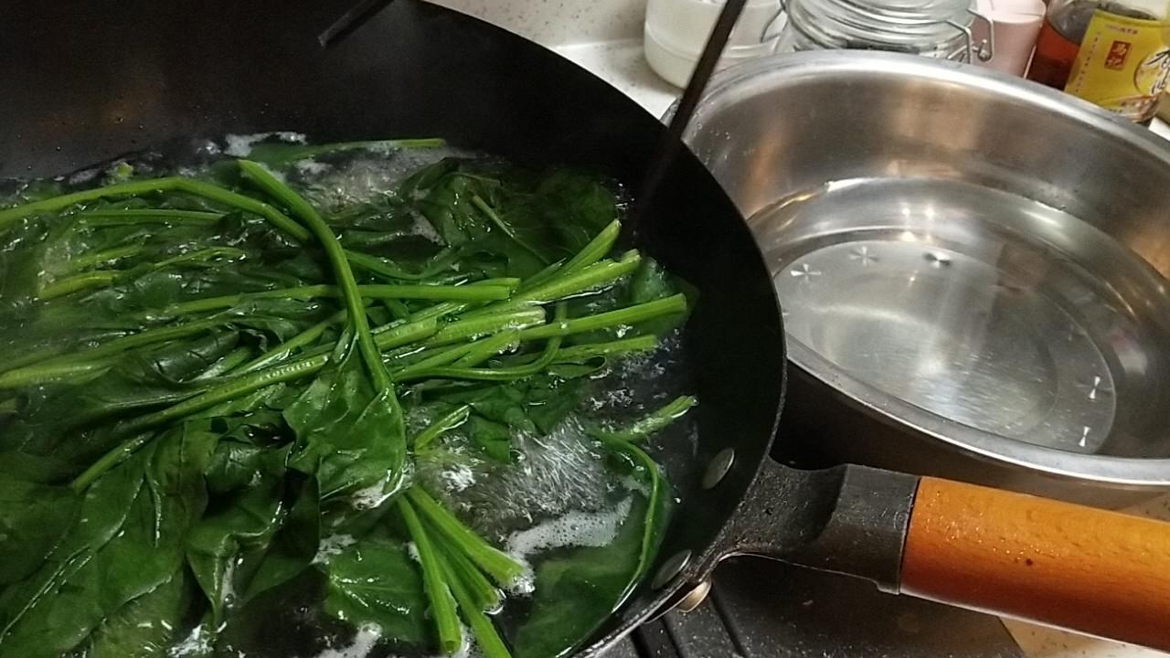 酸香開胃的涼拌菠菜的做法-家常味拌菜譜