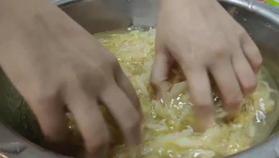 濃濃東北味的酸菜燉大骨的做法-咸鮮味煮菜譜-易網健康養生網 濃濃東北味的酸菜燉大骨的做法-咸鮮味煮菜譜