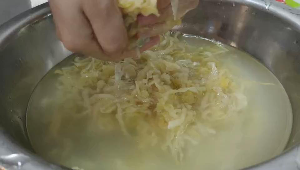 濃濃東北味的酸菜燉大骨的做法-咸鮮味煮菜譜-易網健康養生網 濃濃東北味的酸菜燉大骨的做法-咸鮮味煮菜譜