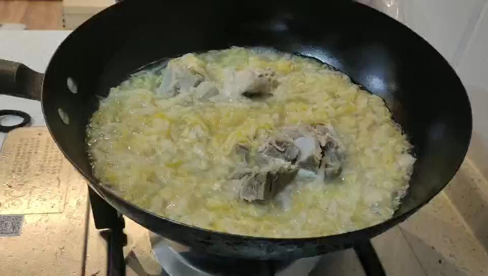 濃濃東北味的酸菜燉大骨的做法-咸鮮味煮菜譜-易網健康養生網 濃濃東北味的酸菜燉大骨的做法-咸鮮味煮菜譜