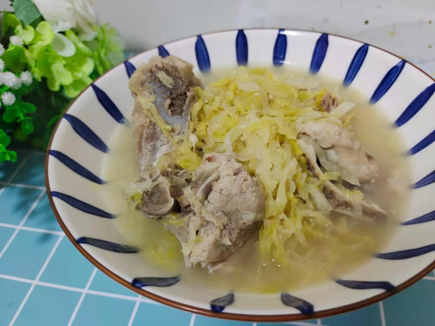 濃濃東北味的酸菜燉大骨的做法-咸鮮味煮菜譜-易網健康養生網 濃濃東北味的酸菜燉大骨的做法-咸鮮味煮菜譜