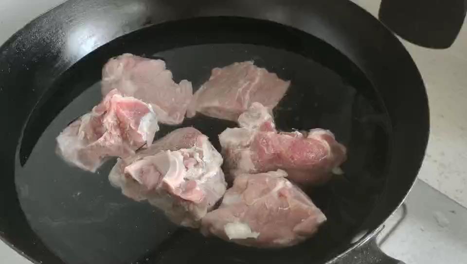 濃濃東北味的酸菜燉大骨的做法-咸鮮味煮菜譜-易網<a href=http://m.henggaotouzi.com/ target=_blank class=infotextkey>健康養生</a>網 濃濃東北味的酸菜燉大骨的做法-咸鮮味煮菜譜