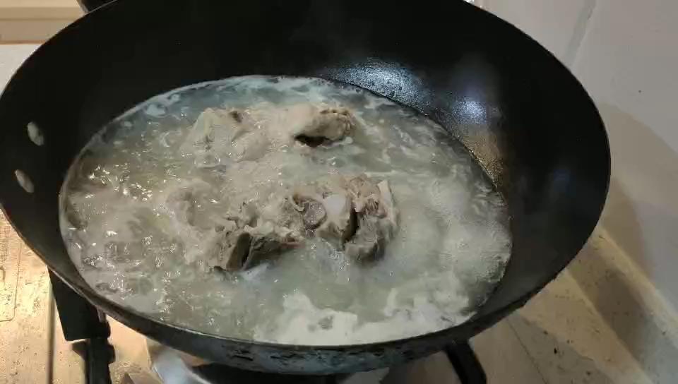 濃濃東北味的酸菜燉大骨的做法-咸鮮味煮菜譜-易網健康養生網 濃濃東北味的酸菜燉大骨的做法-咸鮮味煮菜譜