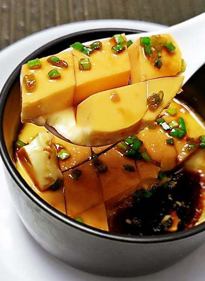 蒸水蛋香滑軟嫩的關(guān)鍵是雞蛋與水的比例，一個(gè)蛋殼就可以搞定的做法-咸鮮味蒸菜譜