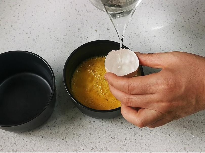 蒸水蛋香滑軟嫩的關(guān)鍵是雞蛋與水的比例，一個(gè)蛋殼就可以搞定的做法-咸鮮味蒸菜譜