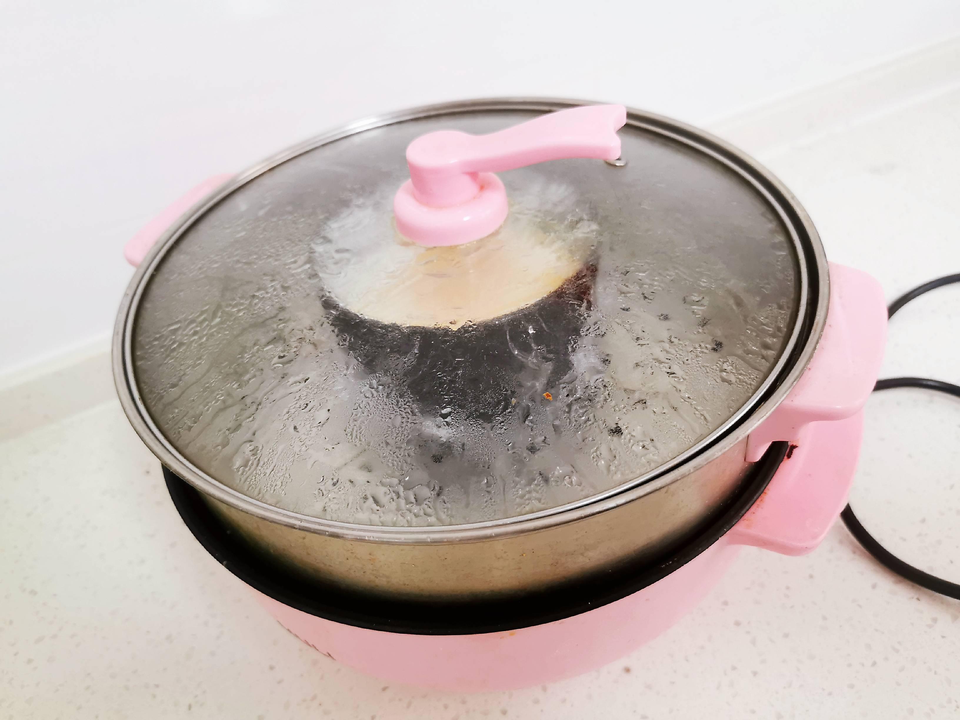 蒸水蛋香滑軟嫩的關(guān)鍵是雞蛋與水的比例，一個(gè)蛋殼就可以搞定的做法-咸鮮味蒸菜譜