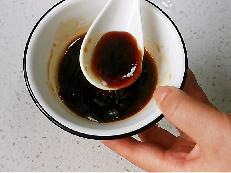 蒸水蛋香滑軟嫩的關(guān)鍵是雞蛋與水的比例，一個(gè)蛋殼就可以搞定的做法-咸鮮味蒸菜譜