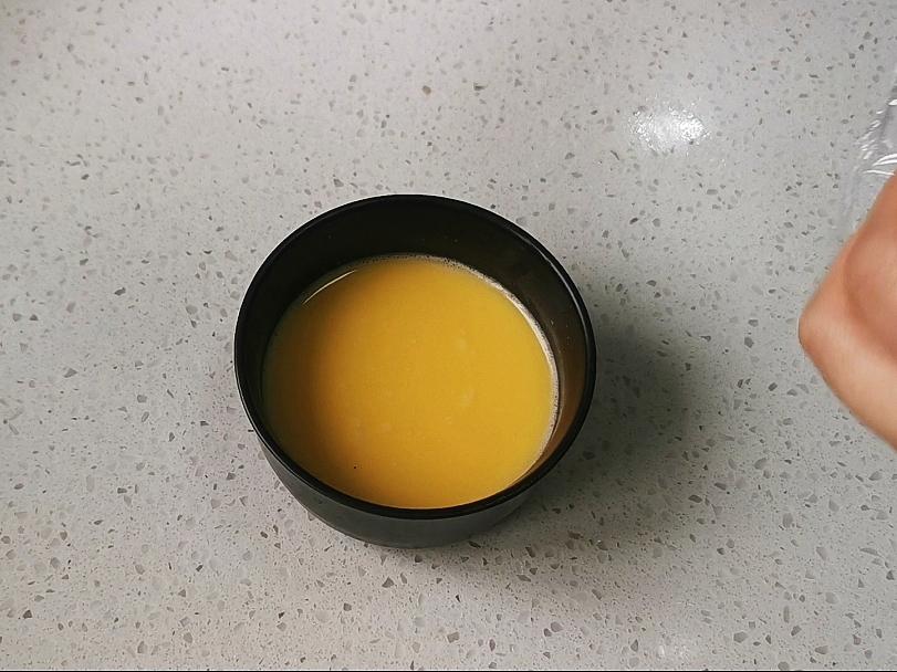 蒸水蛋香滑軟嫩的關(guān)鍵是雞蛋與水的比例，一個(gè)蛋殼就可以搞定的做法-咸鮮味蒸菜譜