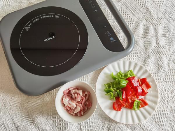 微辣鮮嫩的下飯菜，青紅椒炒肉絲的做法-咸鮮味炒菜譜