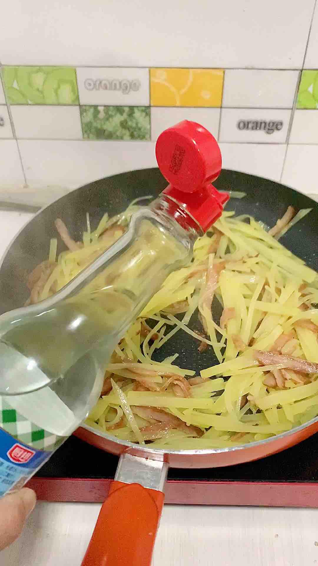 午餐肉炒土豆絲的做法-家常味炒菜譜