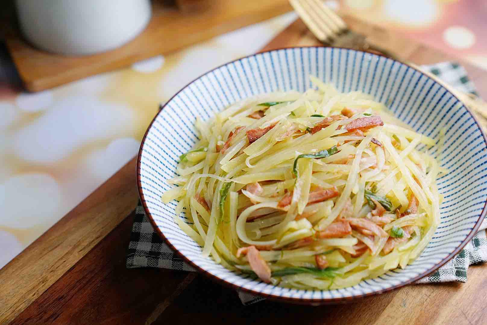午餐肉炒土豆絲的做法-家常味炒菜譜