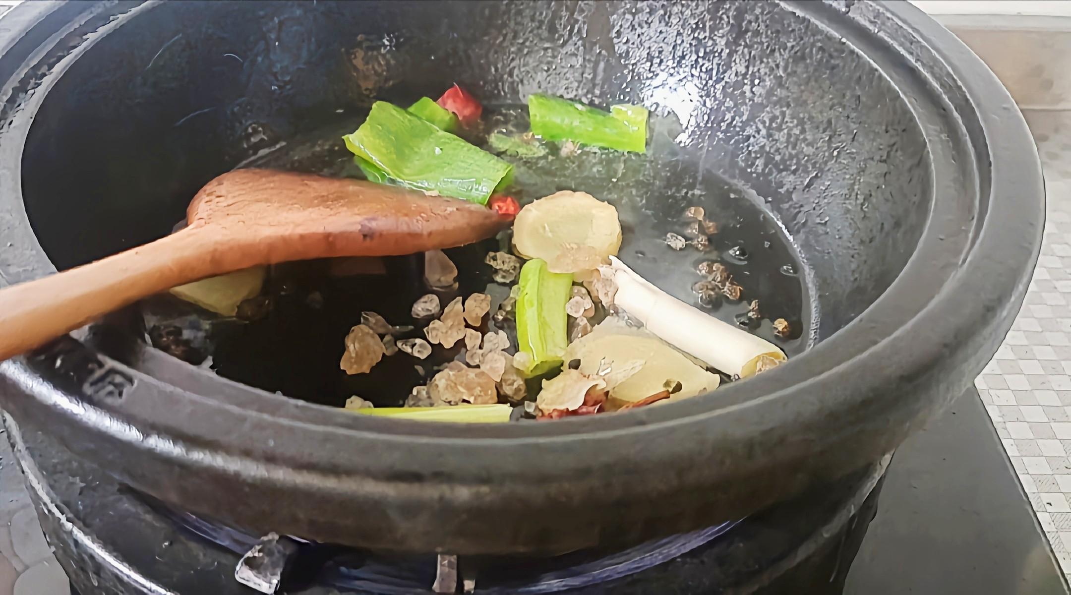 豬蹄這樣做，軟嫩香爛越啃越過癮…腐乳花生燉豬蹄的做法-咸鮮味燉菜譜