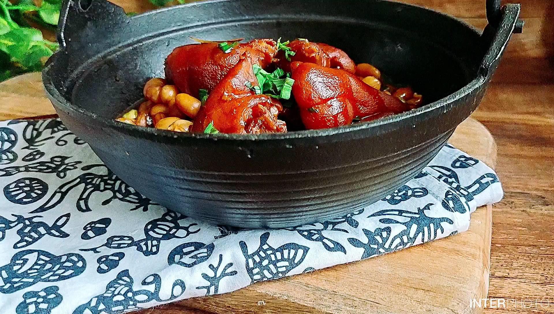 豬蹄這樣做，軟嫩香爛越啃越過癮…腐乳花生燉豬蹄的做法-咸鮮味燉菜譜