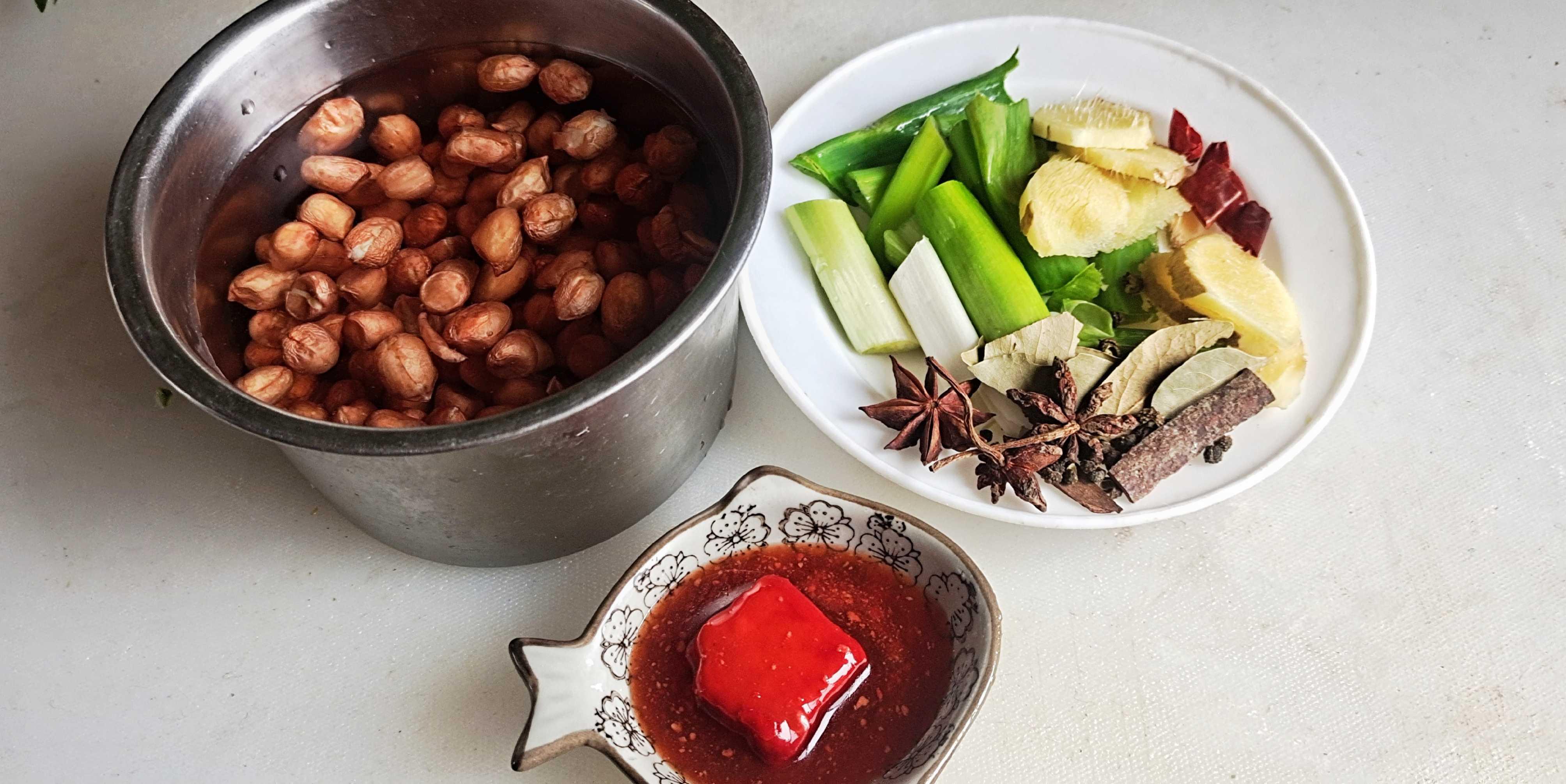 豬蹄這樣做，軟嫩香爛越啃越過癮…腐乳花生燉豬蹄的做法-咸鮮味燉菜譜