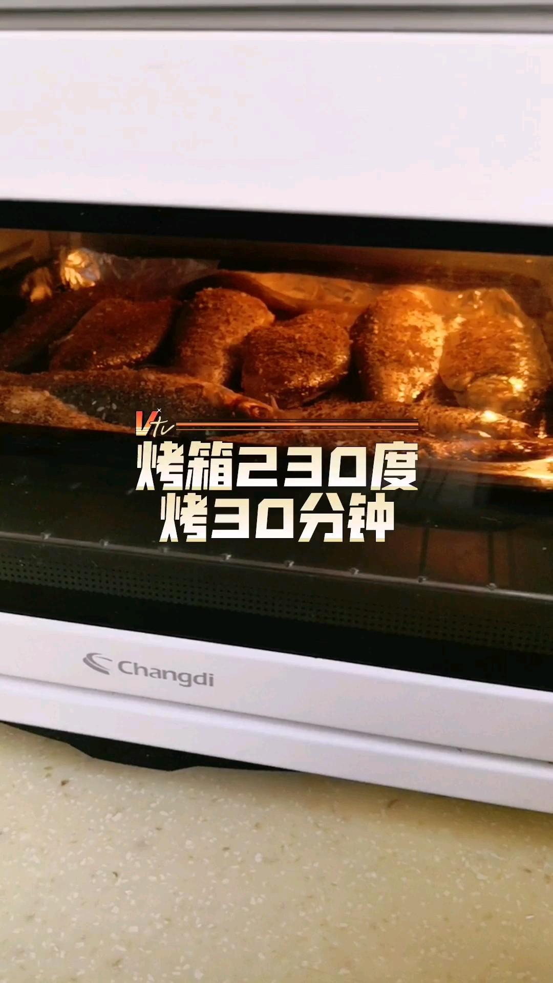 鮮嫩可口的烤鯽魚的做法-咸鮮味烤菜譜