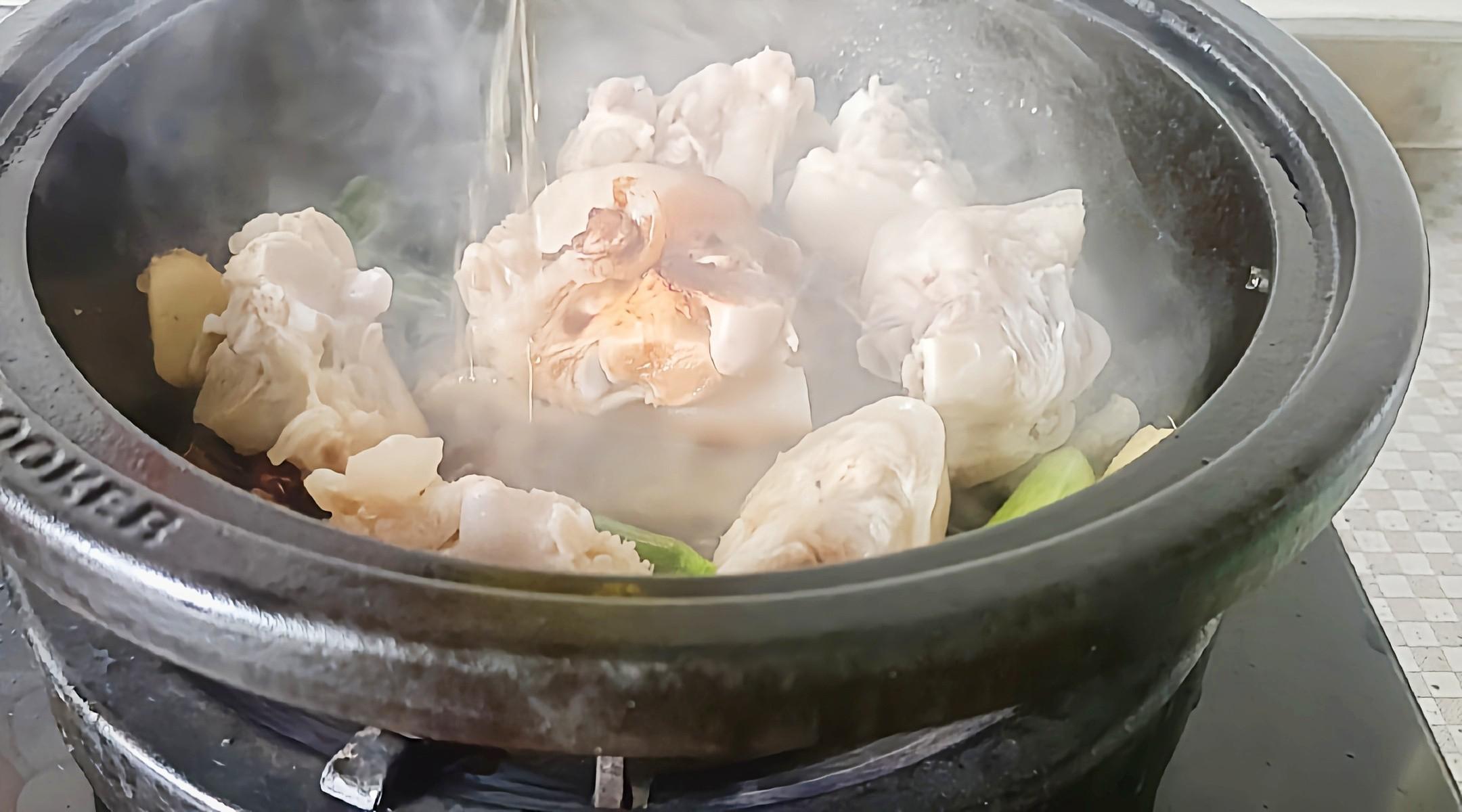 豬蹄這樣做，軟嫩香爛越啃越過癮…腐乳花生燉豬蹄的做法-咸鮮味燉菜譜