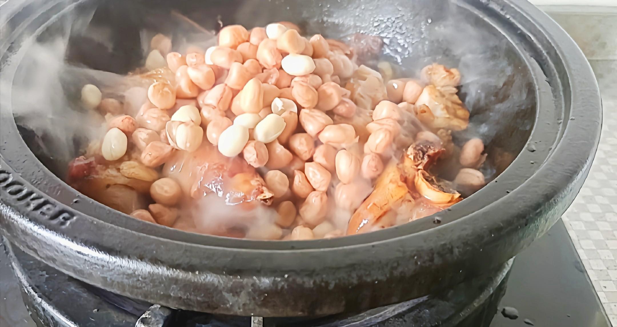 豬蹄這樣做，軟嫩香爛越啃越過癮…腐乳花生燉豬蹄的做法-咸鮮味燉菜譜