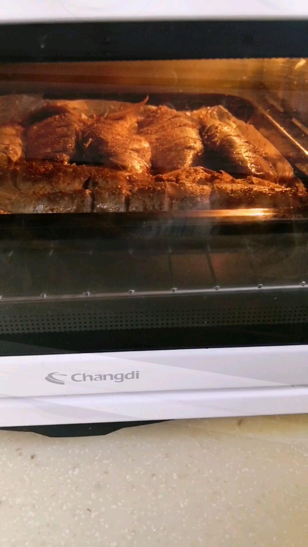 鮮嫩可口的烤鯽魚的做法-咸鮮味烤菜譜