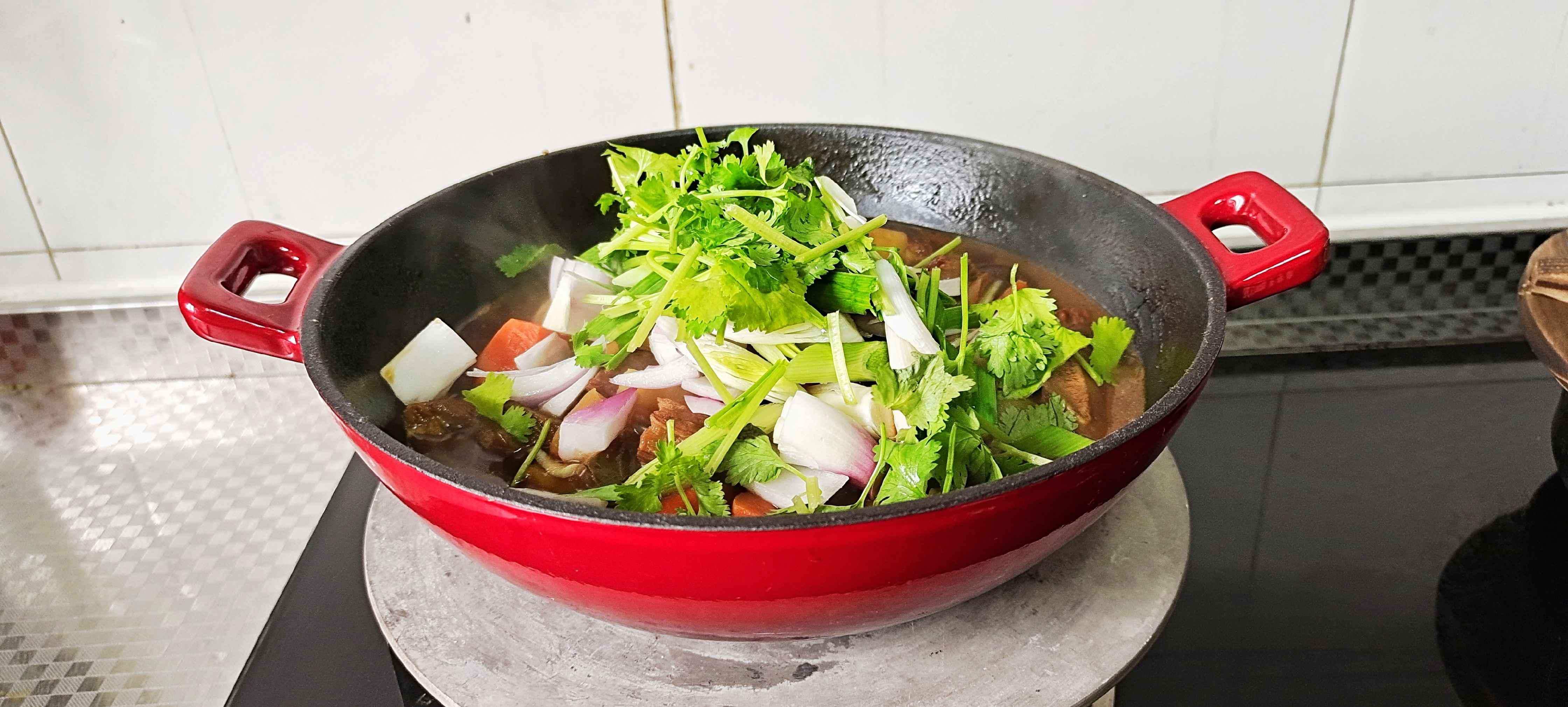 冬季牛肉這樣做，暖身暖胃又滋補…紅燜牛肉鍋的做法-咸鮮味燜菜譜