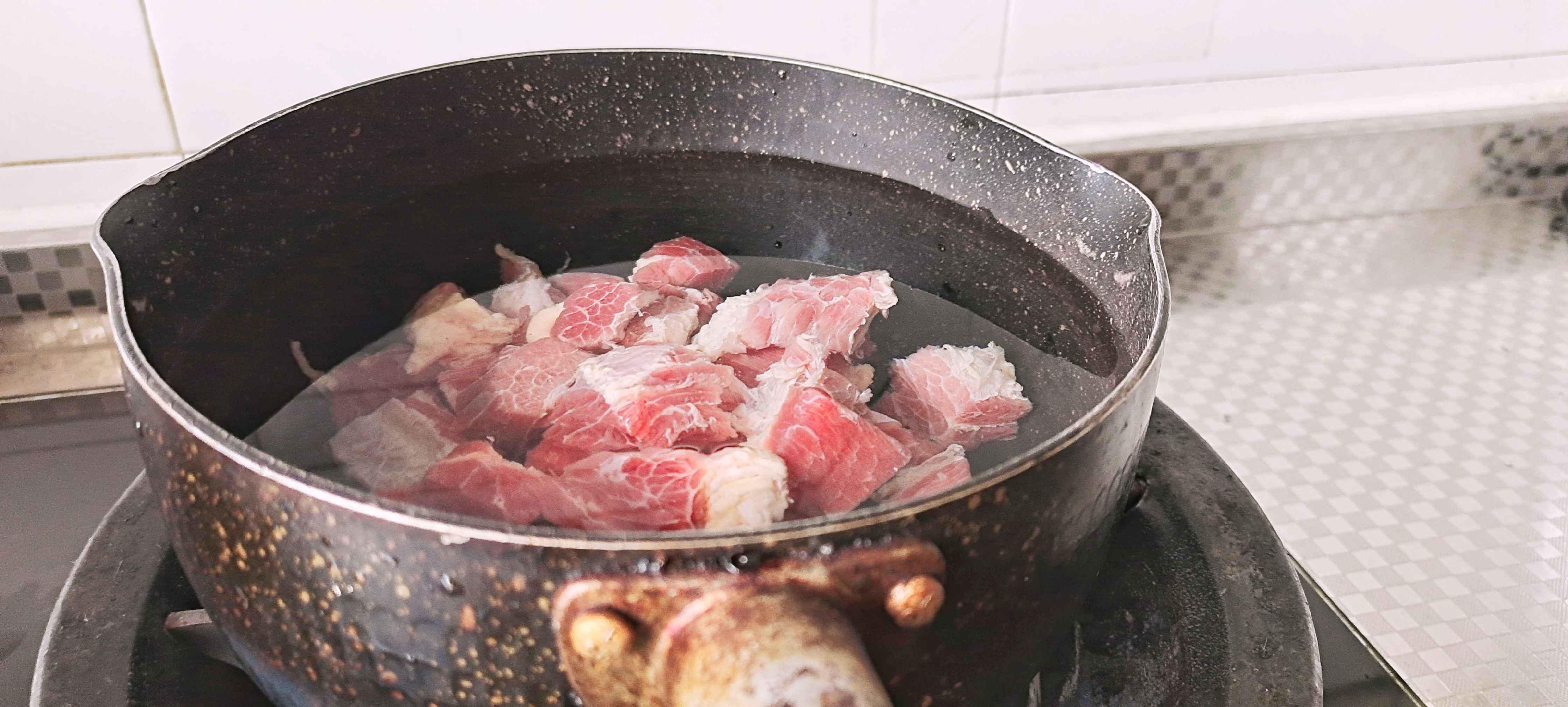 冬季牛肉這樣做，暖身暖胃又滋補…紅燜牛肉鍋的做法-咸鮮味燜菜譜