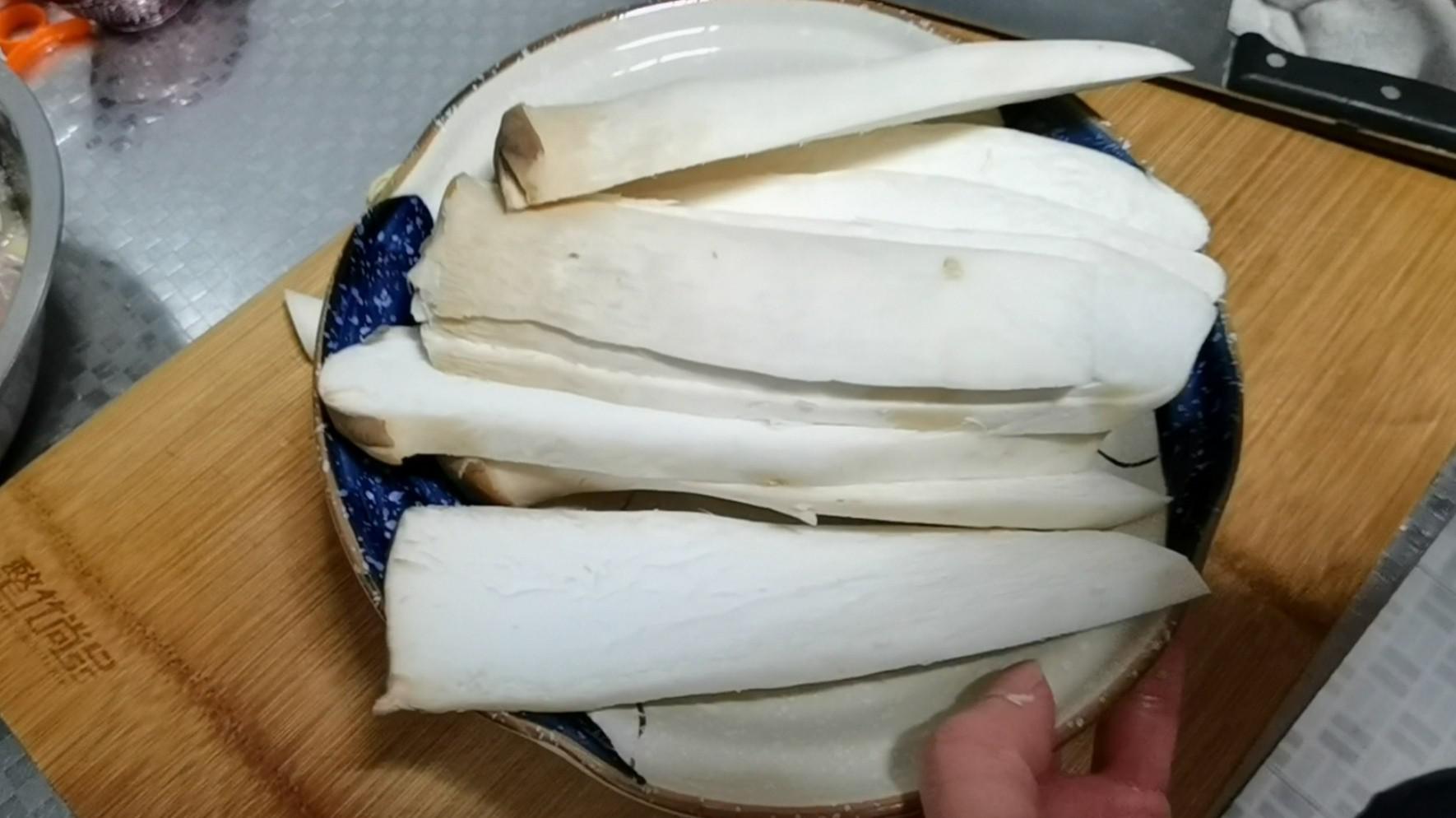 杏鮑菇不炒不燉,這樣做最好吃的做法-家常味拌菜譜-易網<a href=http://m.henggaotouzi.com/ target=_blank class=infotextkey>健康養生</a>網 杏鮑菇不炒不燉,這樣做最好吃的做法-家常味拌菜譜