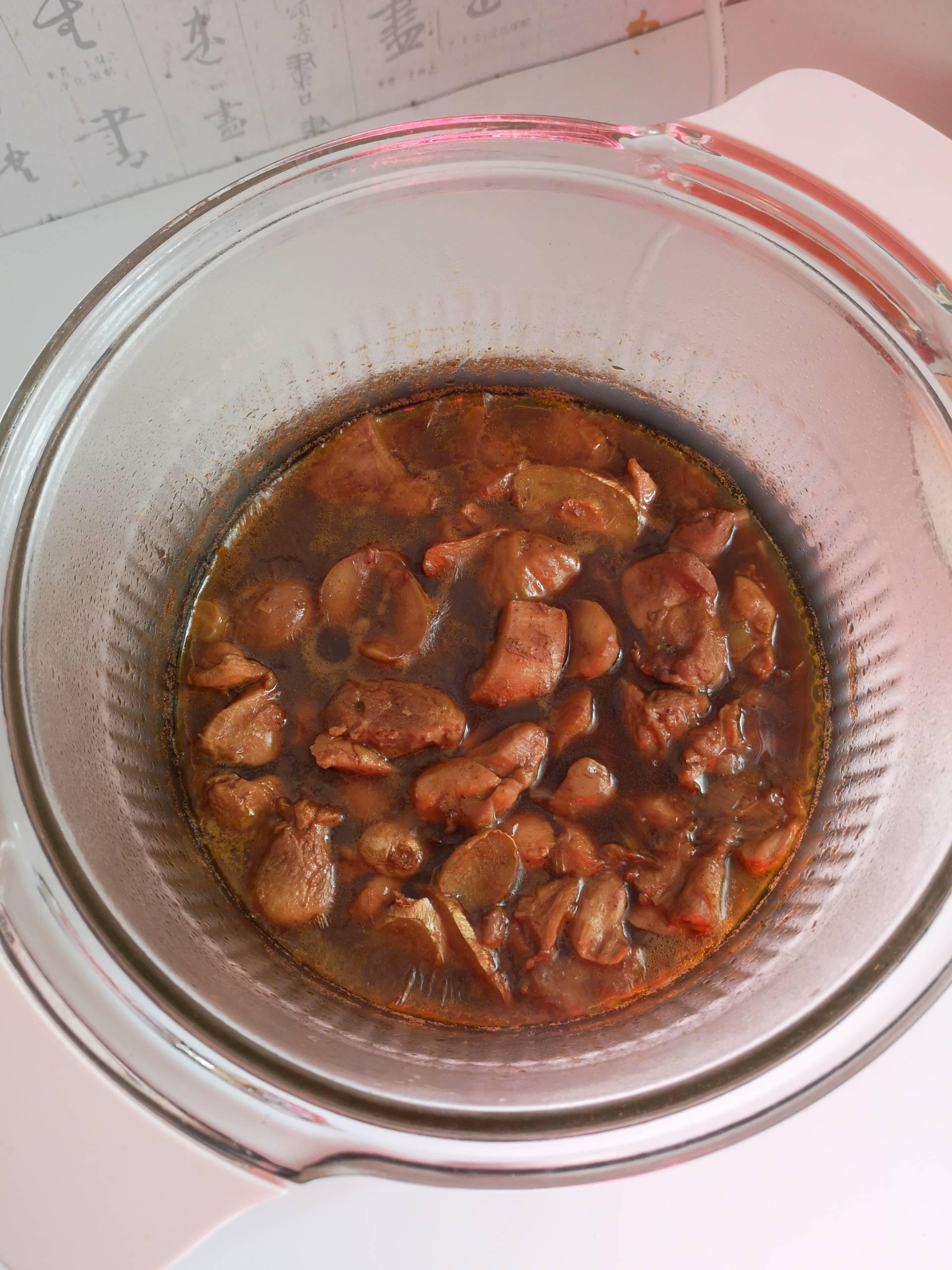 超簡單、美味的栗子黃燜雞，家人每周都讓我做一次的做法-咸鮮味煮菜譜