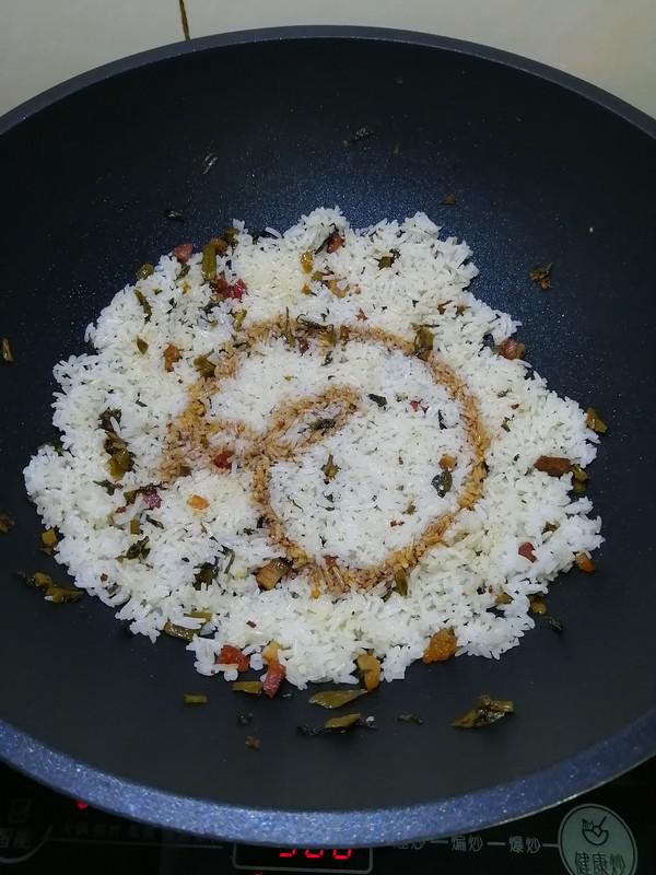 家鄉(xiāng)的美食~~臘肉腌菜炒飯的做法-家常味炒菜譜