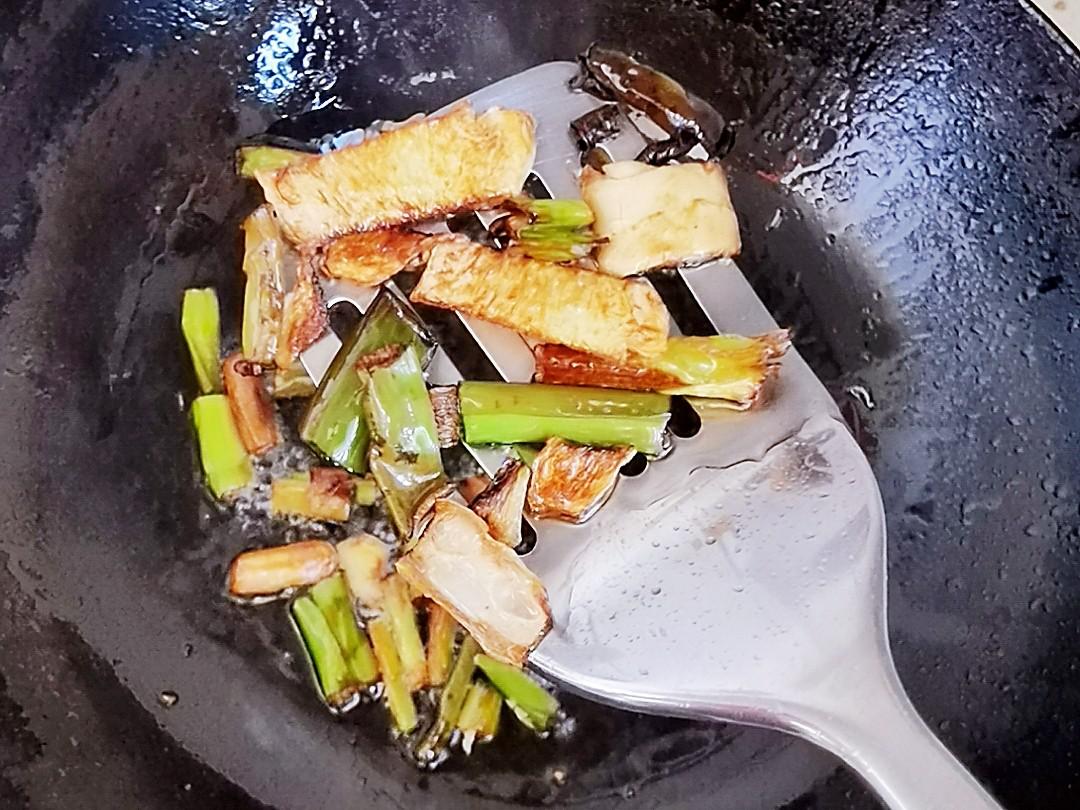 懶人版蔥油雞腿，做法簡單，鮮嫩多汁超下飯的做法-咸鮮味燉菜譜