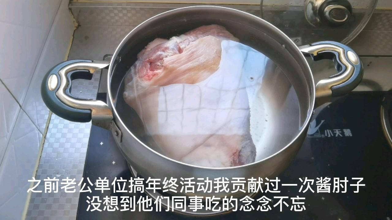 顏色紅亮，軟爛入味的醬肘子來啦的做法-家常味鹵菜譜