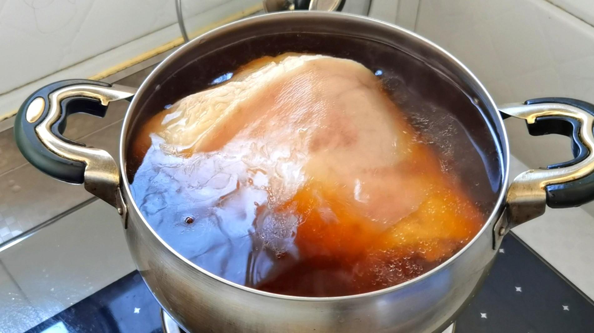 顏色紅亮，軟爛入味的醬肘子來啦的做法-家常味鹵菜譜