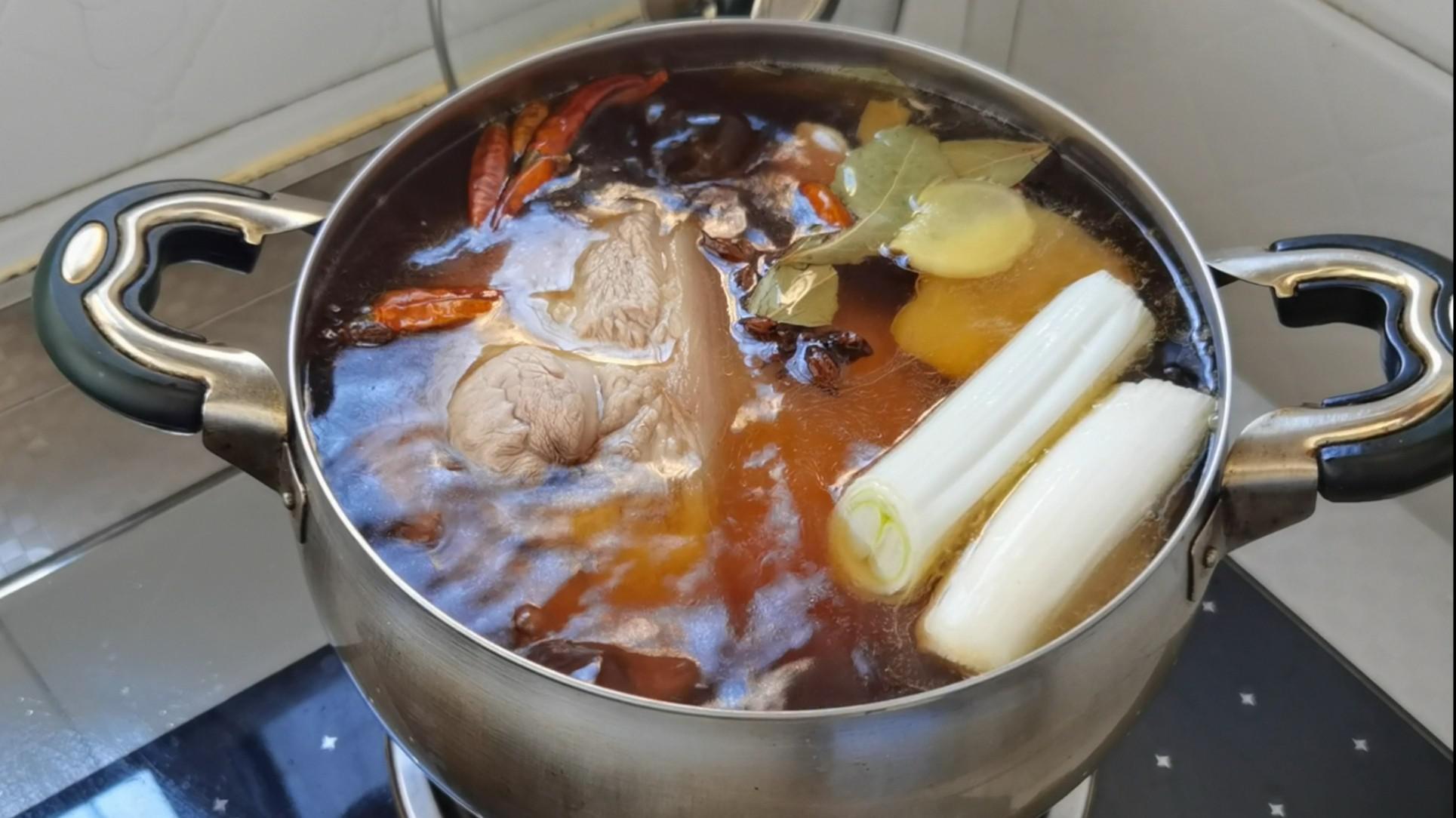 顏色紅亮，軟爛入味的醬肘子來啦的做法-家常味鹵菜譜