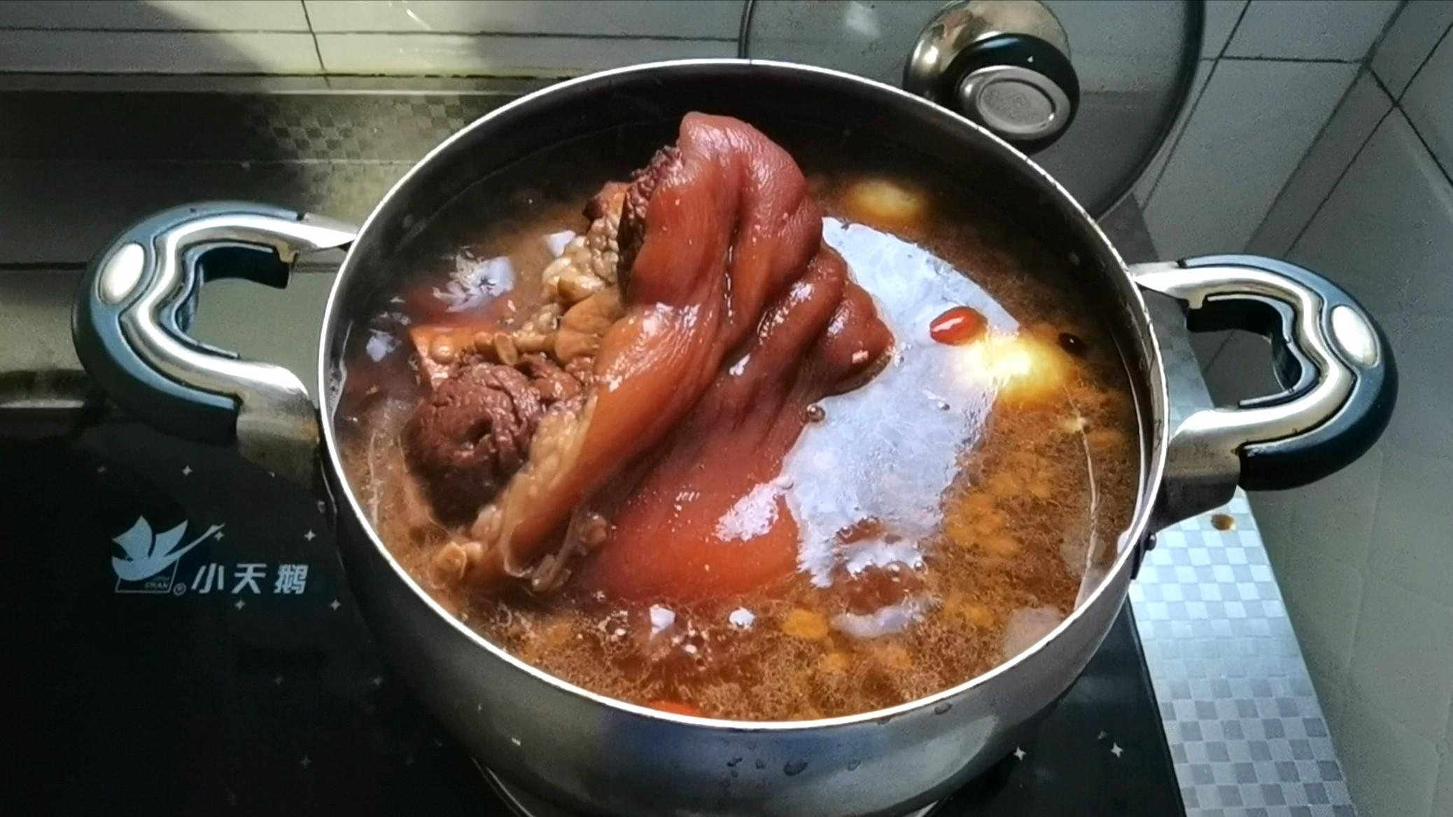 顏色紅亮，軟爛入味的醬肘子來啦的做法-家常味鹵菜譜