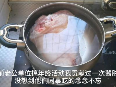 顏色紅亮，軟爛入味的醬肘子來啦的做法-家常味鹵菜譜