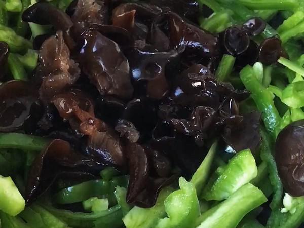 脆爽清口，營養下飯的青椒木耳炒雞蛋的做法-家常味炒菜譜
