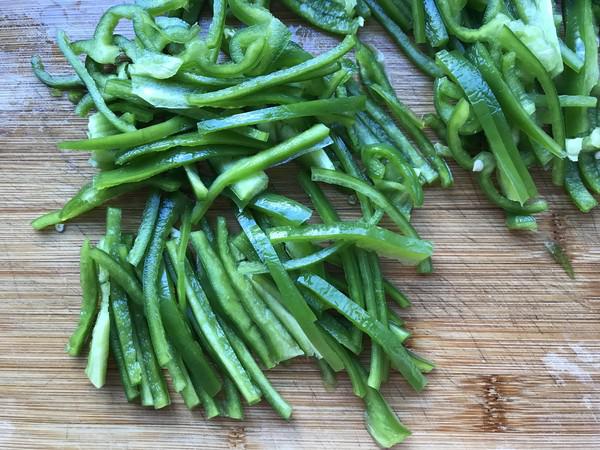 脆爽清口，營養下飯的青椒木耳炒雞蛋的做法-家常味炒菜譜