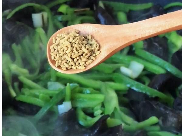 脆爽清口，營養下飯的青椒木耳炒雞蛋的做法-家常味炒菜譜